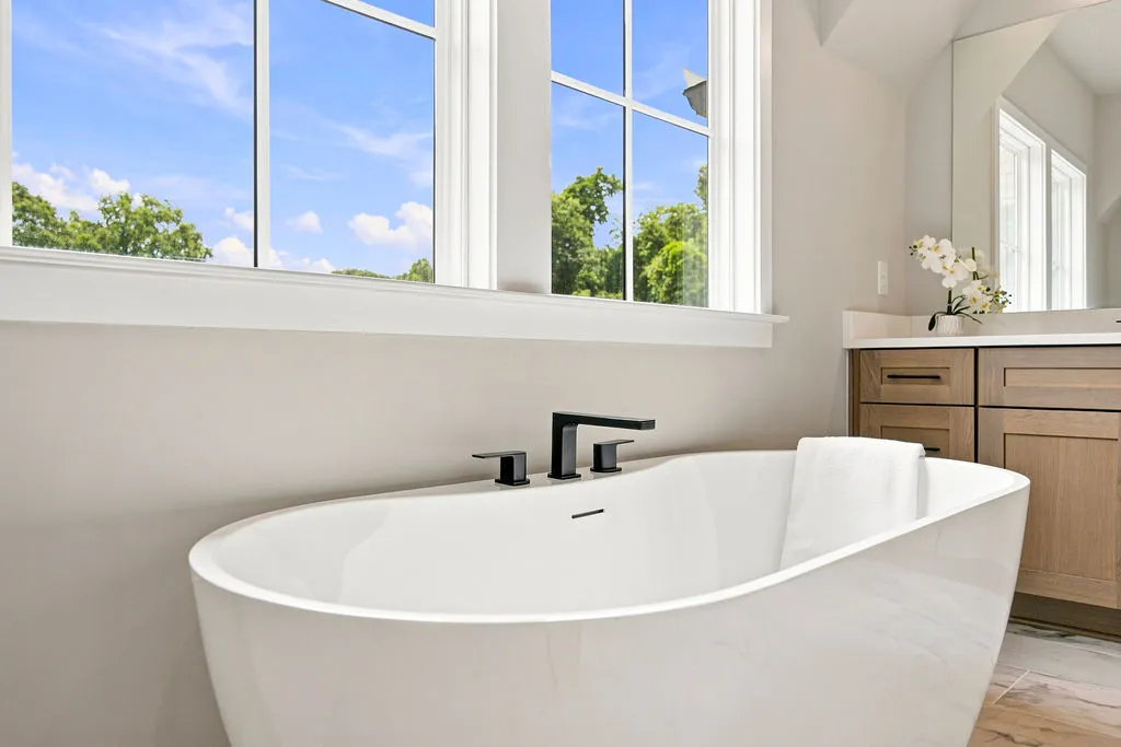 Primary bathroom, soaking tub